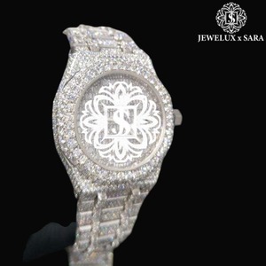 Reloj de Diamantes en Oro Rosa con Incrustaciones Completas, Movimiento de Cuarzo de Precisión, para Eventos Casuales y Formales, Disponible para Exportación - Product Image 1