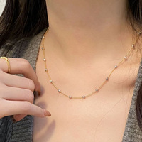 Collier plaqué or 18 carats S925 pour femme Matériau en argent 925 avec conception de niche Chaîne nue contrastante Perle de couteau incurvée