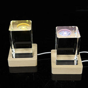 Presentes de Lembrança Cubo de Cristal Peso de Papel Base de Luz LED de Madeira Cubo Gravado a Laser 3D - Product Image 1