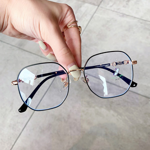 Montures de lunettes carrées Qianai anti-lumière bleue pour femmes, design irrégulier en métal, taille moyenne, verres PC - Product Image 3