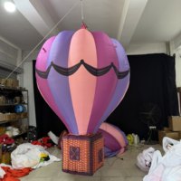 Ballon à air chaud gonflable suspendu avec motif rayé rose et violet et panier en osier pour la décoration d'événements festifs et de mariages