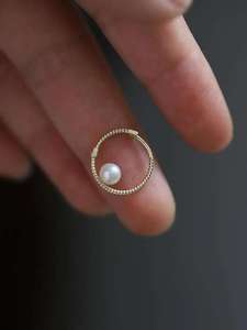 Vente en gros GOL Dtutu Boucles d'oreilles créoles en or pur 9K avec perle d'eau douce torsadée et fermoir au design élégant et discret, certifiées par un tiers, unisexe - Product Image 3