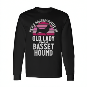 Camiseta de manga larga con estampado de una anciana y un Basset Hound: Nunca subestimes a una anciana con un Basset Hound - Product Image 2