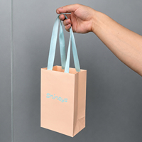 Sacs cadeaux en papier mat en gros, logo imprimé personnalisé, ruban en satin assorti pour boutique