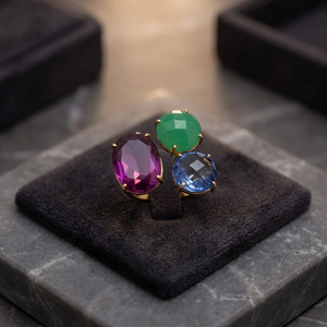 Bague en verre à trois pierres étincelante avec design ethnique plaqué or pour femmes et jeunes filles - Product Image 2