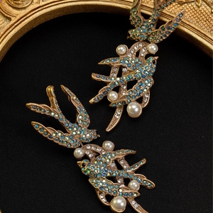 Orecchini Vintage con Design Retrò Esagerato Tempestato di Diamanti, Piccole Rondini Carine e un Tocco di Lusso Leggero in Stile Corte - Product Image 3