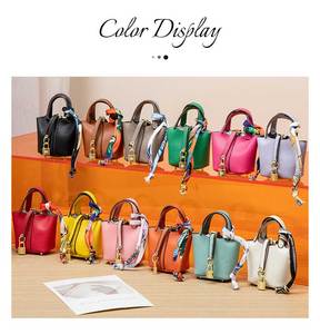 โรงงานขายส่งพวงกุญแจกระเป๋าหนัง PU ขนาดเล็ก น่ารัก หลายสี จัดจำหน่ายจำนวนมาก ใช้เป็นจี้ห้อยกระเป๋า - Product Image 2