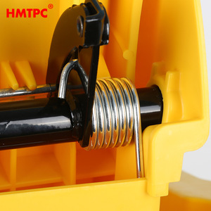 Cubo para Mopa HMTPC de 36L Amarillo con Escurridor Manos Libres para Uso Comercial, Doméstico y Hotelero - Product Image 2