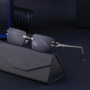 แว่นกันแดดทรงเหลี่ยมไร้กรอบแบบสั่งทำพิเศษสำหรับผู้หญิง ป้องกันรังสียูวี 400 กรอบสีทอง เลนส์พีซี ระดับ 2 - Product Image 2