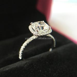 Anillo de Boda Elegante de Oro Blanco de 14k con Diamante Moissanita de 2ct en Corte Cojín con Efecto Hielo - Product Image 1