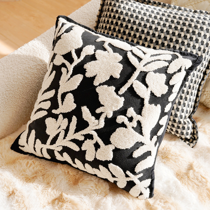 Funda de cojín de 45x45 cm con borde negro, fondo negro y diseño floral francés.