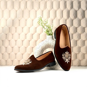 Mocassins en velours marron de qualité supérieure pour hommes, à bout pointu, à enfiler, chaussures habillées élégantes avec motif floral brodé, doublure en cuir véritable - Product Image 1