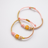 Bracelet artisanal en or sable ancien, fait main, avec nœud fleur de pêcher et breloque élégante, tendance