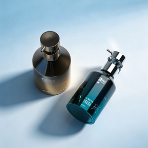Kit d'emballage cosmétique minimaliste en aluminium : Pot à pommade argenté et flacon pulvérisateur continu pour les produits de coiffure masculins modernes - Product Image 3