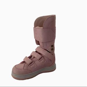 Chaussure orthopédique montante pour enfants avec fermeture pour mollets larges, zone de pied recouverte et <span class=keywords><strong>semelle</strong></span> extérieure texturée - Product Image 3