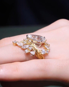 Bague de fiançailles APRICOT JEWELS 2 carats en diamant de laboratoire taille poire, couleur fantaisie claire, style hip-hop, or jaune 14 carats, motif floral élégant et raffiné - Product Image 2