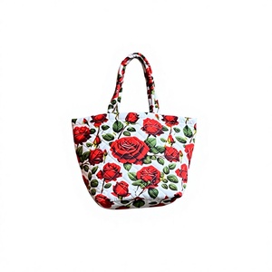 Bolso Tote Acolchado con Diseño Floral Romántico, Estampado Vintage, Bolso de Hombro - Product Image 1