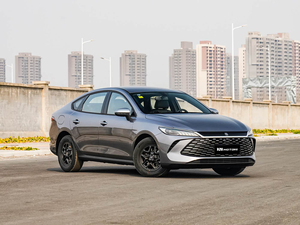 BYD Qin PLUS PHEV 2025 Berlina Elettrica 55KM 4 Porte 5 Posti Batteria Blade da 7.68kWh 120kW 210Nm Sistema Pompa di Calore a Larga Temperatura -30°C -40°C - Product Image 4
