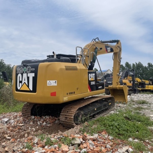Excavatrice d'occasion CAT 320EL à faible consommation de carburant pour le chargement de pierres de riprap dans de grands camions à benne sur les chantiers - Product Image 1