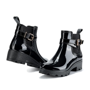 Bottes de <span class=keywords><strong>pluie</strong></span> en PVC noires légères et tendance pour femmes YL-1408 – Vente en gros - Product Image 3