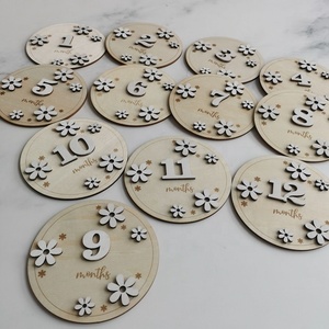 Cadeau de fête prénatale pour maman, fleur de marguerite, premier anniversaire du bébé, carte de développement du bébé en bois, carte de développement interchangeable - Product Image 1
