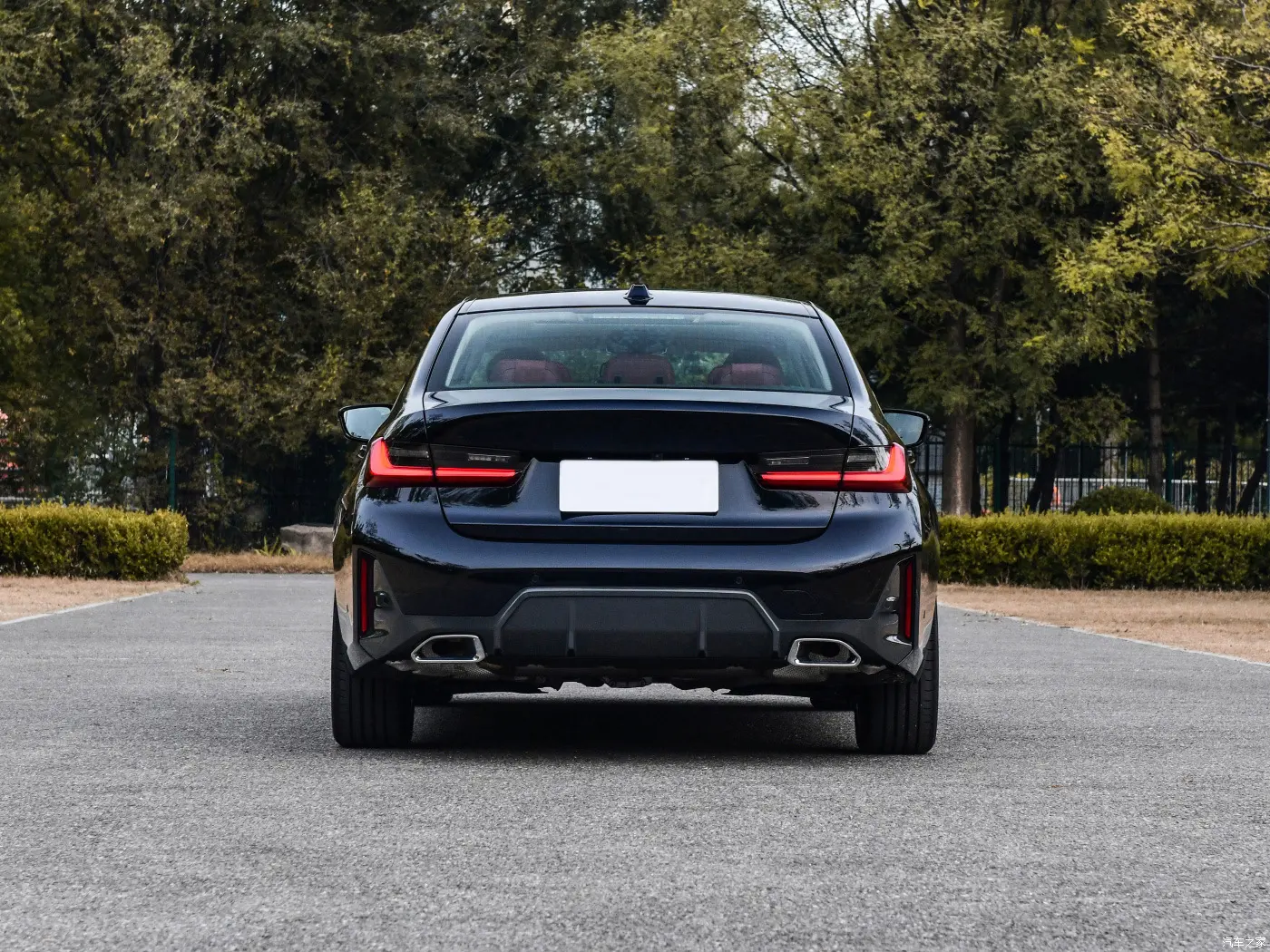ชุดกระจายแสงด้านหลังพร้อมส่วนปลายของตัวรถสี่เหลี่ยมสีเงินสำหรับ BMW 3 G20 M-ทาสีสปอร์ตสีดำมันวาวขนาด2023-2024