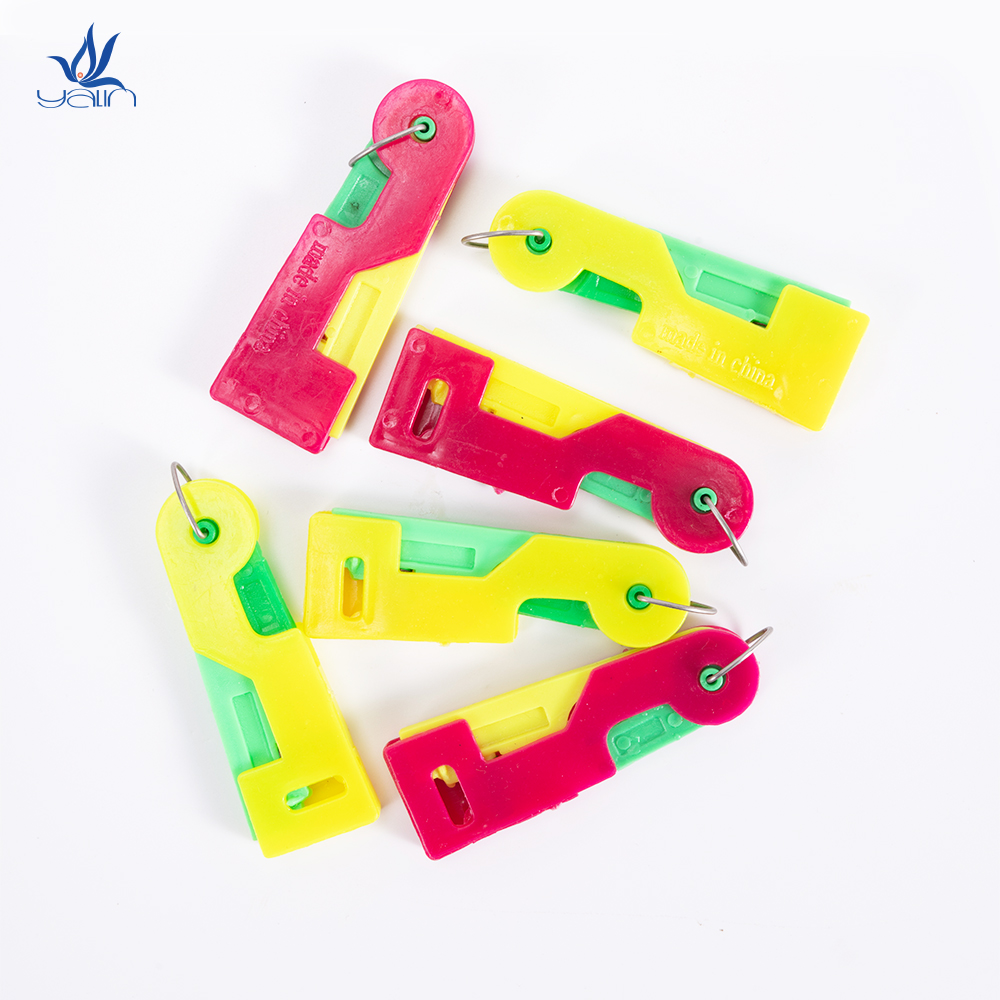 Portable Multi-Functional Square Plastic Threading Device Simple Style Hand Sewing and Crochet Hook with Bag Packaging