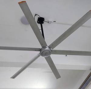 พัดลมระบายอากาศขนาด 10 ฟุต สำหรับพื้นที่ขนาดใหญ่ รุ่น HVLS สีเงิน สำหรับสนามกีฬา - Product Image 1