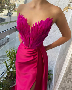 Abito Lungo Elegante con Piume d'Angelo Bianche, Design di Lusso, Spalle Scoperte, per Feste di Halloween, Natale, Serate e Matrimoni - Product Image 3