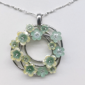 Colgante de flor artesanal con aventurina verde y nácar dorado - Product Image 1