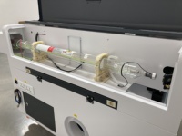 Máquina de grabado láser de CO2 de alta precisión 7050 - Refrigeración por agua, control Ruida CNC, madera, vidrio, no metal.