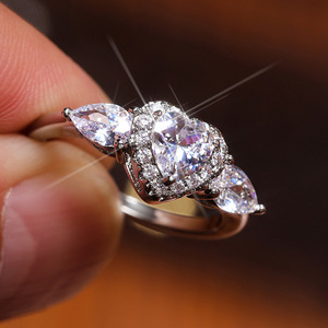 Bague de fiançailles en zircon pour couple, pour homme et femme, bijoux élégants et tendance pour les doigts - Product Image 3
