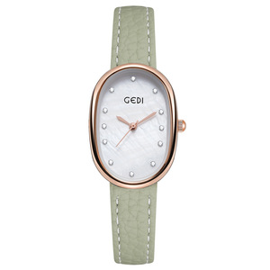 Montre à quartz pour femme avec un cadran ovale minimaliste en nacre de mer profonde et un bracelet en cuir grainé litchi écologique - Product Image 3