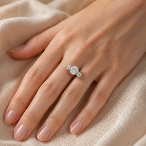 Anello con Tre Pietre, Design Classico, Anello da Dito per Donne - Product Image 2