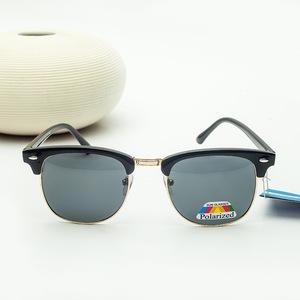 Gafas de Sol de Piloto Unisex 3016, Lentes Polarizadas Grises UV400, Montura Completa, Lentes de PC, Embalaje en Caja - Product Image 3