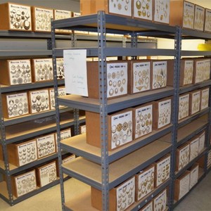 高級感あふれるメタル製レディーススタイルデザイナーファッションジュエリーペンダント、ゴールド、シルバー、カスタムロゴ、ファッションデザイナーチャーム、ダイヤモンド - Product Image 1