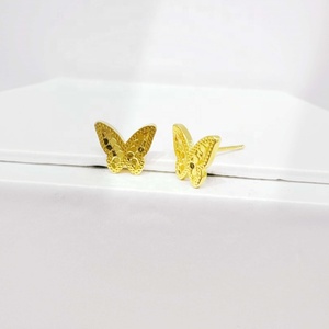 Pendientes de cobre chapados en oro pequeños y baratos al por mayor, con diseño de trébol, bonitos y únicos, joyería de moda india para niñas - Product Image 1