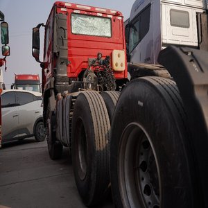 Camion benne Howo 6X4 robuste avec une charge utile <span class=keywords><strong>de</strong></span> <span class=keywords><strong>40</strong></span> tonnes pour le transport <span class=keywords><strong>de</strong></span> roches et <span class=keywords><strong>de</strong></span> <span class=keywords><strong>charbon</strong></span> - Product Image 1