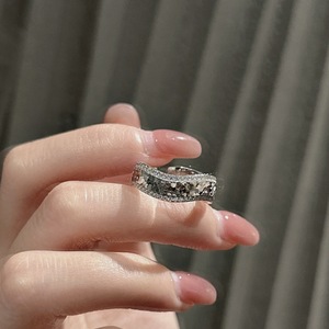 Anillo Curvo Vintage de Plata Pura S925 Wenchi, Diseño Personalizable de Lujo con Incrustaciones, Estilo Antiguo, Simple y Moderno - Product Image 1