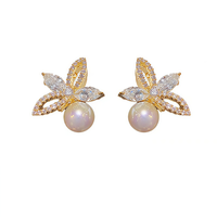 Anting-anting tusuk mutiara imitasi bentuk bunga gaya Prancis, bahan zinc alloy, desain mewah ukuran kecil, elegan, serbaguna, dan menawan.