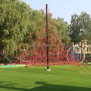 Anak-anak Bermain Di Luar Ruangan Taman Menggabungkan Petualangan Piramida Memanjat Net Struktur