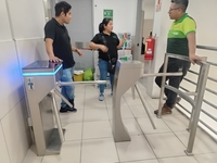Zento Système de contrôleur d'accès rentable Solution d'entrée extérieure intérieure Tourniquet trépied pour salle de sport