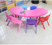 Ensemble préscolaire coloré en forme de lune, tables pour enfants, mobilier de maternelle, table d'étude en plastique pour enfants, bureau en forme de croissant pour la maternelle