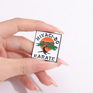 Spille Smaltate <span class=keywords><strong>Miyagi</strong></span> Do Karate, Distintivo Personalizzato per Appassionati di Arti Marziali, Gioiello Cartoon, Regalo per Bambini e Amici, Design Personalizzato - Product Image 4