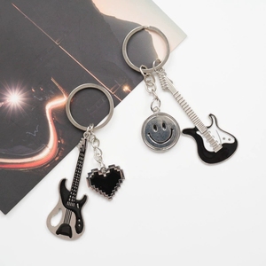 Porte-clés Guitare Électrique Noir et Blanc en Gros, Breloque Cœur Pixel Smiley pour Amateurs de Musique - Product Image 5