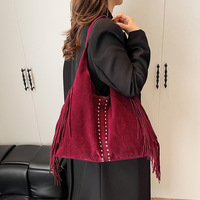 Sac fourre-tout en daim à franges pour femme, automne 2026, avec rivets décoratifs, grande capacité, style rétro, sac à bandoulière sous le bras