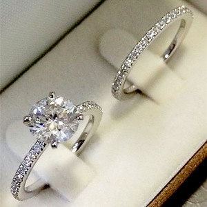 Anello Minimalista con Cristalli Incastonati per Donne, Accessorio Elegante e Classico per Uso Quotidiano e Regalo - Product Image 1
