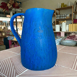 Jarra de Agua de Resina Hecha a Mano por Diseñadores, con Asa, Capacidad de 1.8L, Estilo Moderno y Lujoso, Ecológica, Apta para Lavavajillas, Libre de BPA, Ideal para Fiestas - Product Image 1