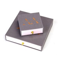 Boîte à bijoux avec tiroir en papier blanc et logo personnalisé paquet de bijoux