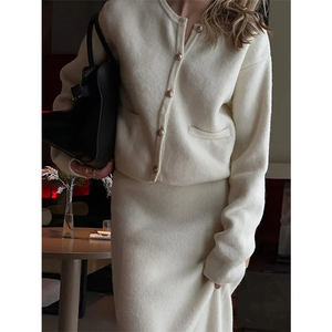 <span class=keywords><strong>Gonna</strong></span> da donna a <span class=keywords><strong>maglia</strong></span> a due pezzi alla moda Cardigan monopetto bianco morbido e sottile gonne lunghe Set 2024 abiti femminili eleganti - Product Image 4